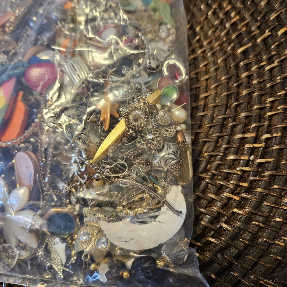 2 lbs Junk Jewelry Mystery Lot: Single Earrings Jewelry Pieces for Crafting/wear - Picture 11 of 15